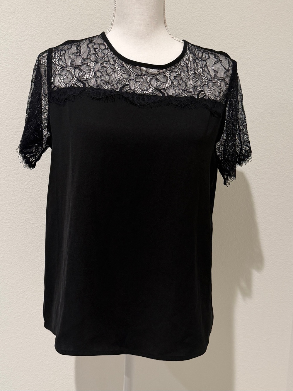 Women's Black Lace Yoke Short Sleeve Top